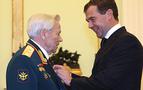 90 yaşına giren Kalaşnikof’a Medvedev kahramanlık madalyası verdi