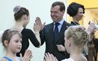 Medvedev çocuklarla dans etti, ABD’ye yüklendi 