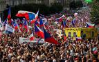 Avrupalılar sokağa indi: Çekya’da 70 bin kişi hükümetin Rusya politikalarını protesto etti