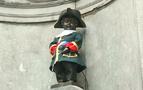 Brüksel'deki ‘İşeyen Çocuk’ heykeline 'Rus muhafız kostümü’ giydirildi