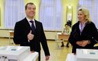 Medvedev eşi Svetlena ile birlikte oyunu elektronik sandıkta kullandı 