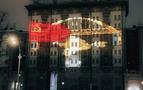 Moskova'da ABD Büyükelçilik  binasında SSCB bayraklı ışıklı gösteri