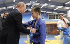 Putin’den judo taktikleri alan küçükler büyüklerini devirdi 