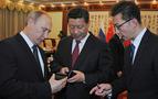 Putin, Çin liderine Rus yapımı akıllı telefon YotaPhone 2 hediye etti