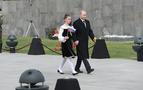 Putin, Erivan’da sözde soykırım anıtına gül bıraktı
