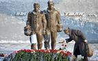Ruslar, Suriye sınırında düşürülen uçağın pilotunun heykelini dikiyor