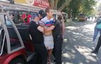 Ukrayna polisinden ırkçı saldırı: ”Rusya" tişörtlü ABD vatandaşı şiddet kullanılarak gözaltına alındı
