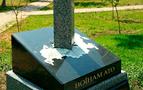 Ukrayna'da, Rusya haritasına saplanmış kılıçtan oluşan bir anıt açıldı