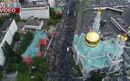 Moskova'da camilere sığamayan binlerce Müslüman, bayram namazını sokaklarda kıldı