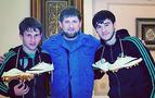Kadirov, iki futbolcuya altın ayakkabı hediye etti