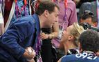 Galip gelen bayan voleybolcuları Medvedev öperek kutladı