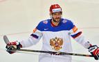 Rus sporcu Oveçkin’e altın buz hokeyi sopası hediye edildi