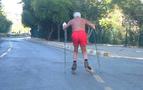 Yaşlı Rus turistin Marmaris'te paten keyfi