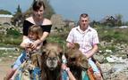 Rus turistler deveyle tura çıkmayı sevdi