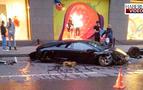 Rusya'da sürücü 345 bin dolarlık Lamborghini ile vitrine girdi