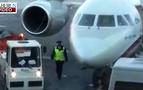 Rusya’da uçaktan valizlerin yere atılarak boşaltılması kamerada