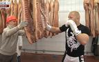 Rus boksör Rocky’ye özendi, mezbahadaki etleri dövdü