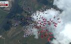 Rusya’da 101 paraşütçü bayan havada çiçek yaparak rekor kırdı