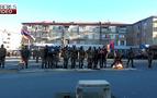 Ermeni komandoları gösteride Türk ve Azeri bayraklı tuğlaları kırdı