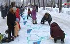Rusya’da çocuklar kar üzerine resim yarışması düzenledi 
