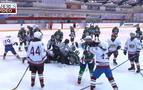 Rusya’da hokey takımı oyuncuları birbirine girdi