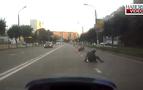 Moskova’da motorcunun ölümden son anda kurtulması kamerada