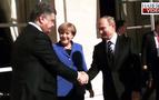 Normandiya Dörtlüsü görüşmeleri öncesi Putin ve Poroşenko’nun tokalaşması