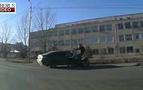 Rusya’da motorcunun ölümden döndüğü an kamerada