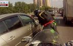 Rus motosikletçi yol vermediği için arabanın aynasını kırdı