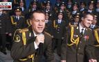 Moskova polisinden Yeni Yıl’a klipli kutlama