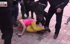 Soçi’de gösteri yapmak isteyen punkçı grup Pussy Riot kamçı yedi