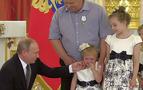 Putin, ağlayan küçük kızı teselli etmeye çalıştı - VİDEO