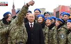 Rus gençler Putin’le Kızıl Meydan’da selfie çekti