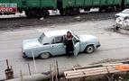 Rusya'da otomobilden inen işçiler izleyenleri şaşırttı