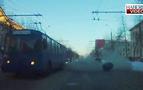 Rusya’da hareket halindeki troleybüsün lastiği fırladı