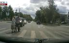 Rusya’da trafikte 'insanlık ölmedi' manzaraları