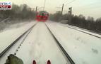 Rus gençler tren arkasına takılarak kayak yaptı