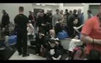 Moskova havalimanlarında iki gündür uçamayan yolcular ayakla - видео Новости и Политика