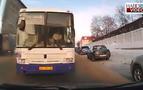 Rusya’da bir otobüsün karıştığı zincirleme kaza kamerada