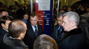 Medvedev metroya indi, güvenlik önlemlerini yerinde inceledi