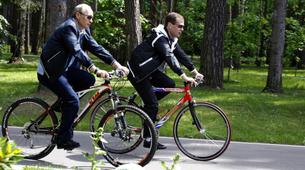 Putin ve Medvedev bisiklet sürdü, badminton oynadı