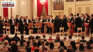 Erol Erdinç yönetimindeki orkestra Rusları büyüledi