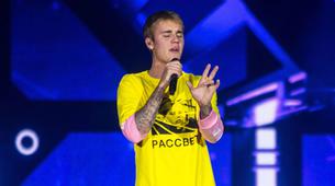 Justin Bieber sahneye Rusça t-shirt ile çıktı