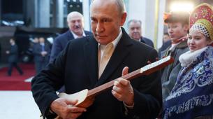 Putin Kırgızistan'da Saz Çaldı