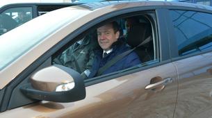 Medvedev, yeni model Lada XRAY'i test etti