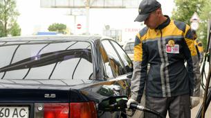 Petrol fiyatları düşerken Rusya’dan benzine zam