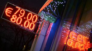 Petrol fiyatları düşmeye devam ediyor; Dolar 74 Ruble oldu