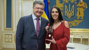 Poroşenko, Jamala’ya Ukrayna Halk Sanatçısı nişanı verdi - VİDEO