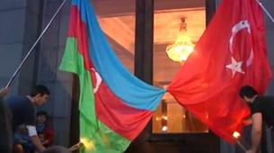 Ermenistan'da Türkiye ve Azerbaycan bayraklarını yakıldı - VİDEO