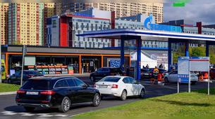 Gazprom Benzin İstasyonlarında Yakıt Satış Limitlerini Kaldırdı